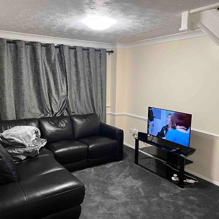 3 Bedroom Mid Terraced House Grays ภายนอก รูปภาพ
