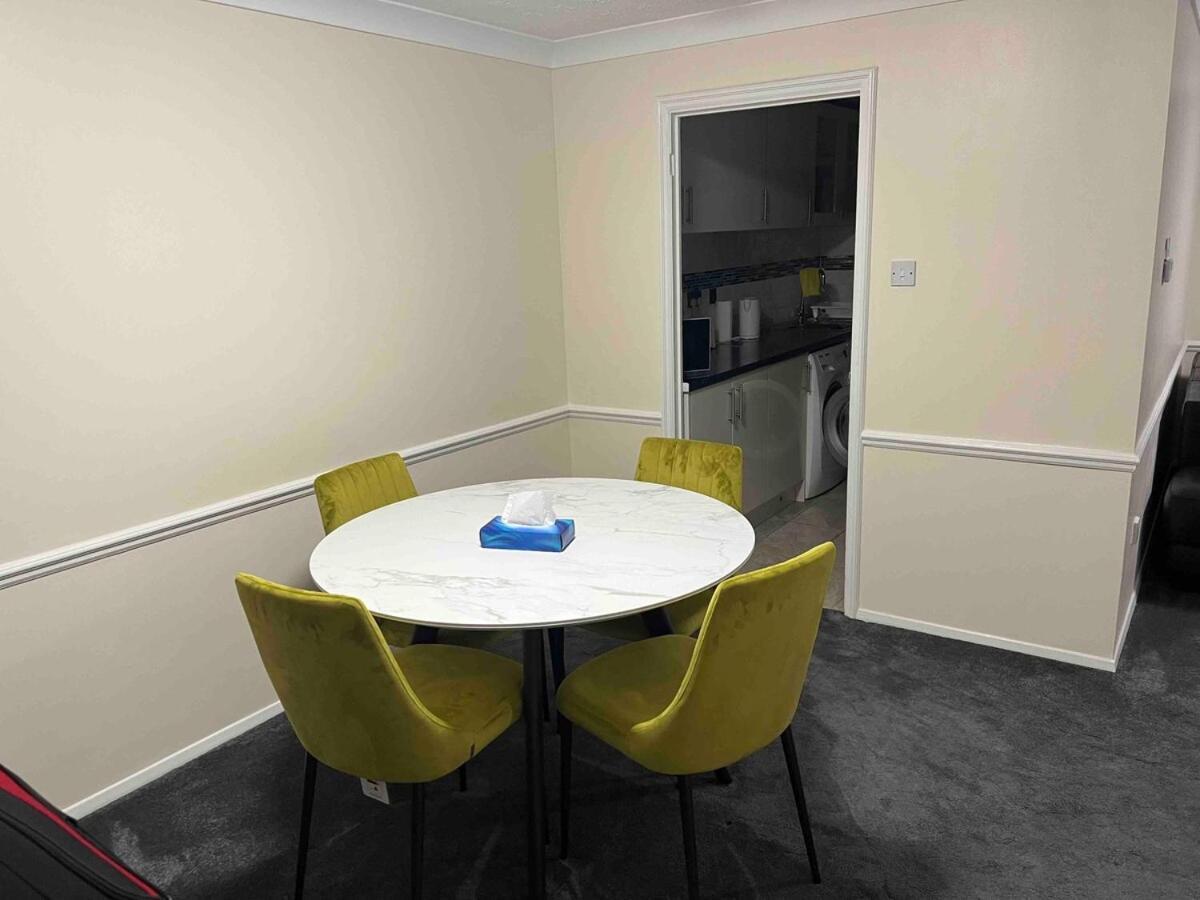 3 Bedroom Mid Terraced House Grays ภายนอก รูปภาพ